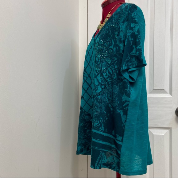 Relaxed fit women green & black embellished short sleeve knit top. Size 1X. Use. - Picture 3 of 9